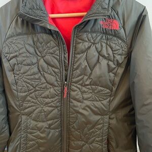 The North Face Women's Quilted Ski Jacket - Olive Green with bright pink liner